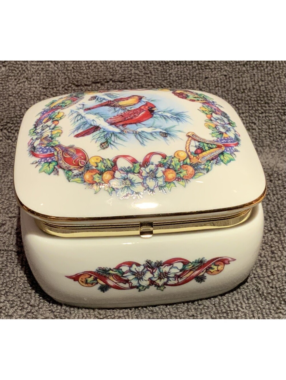 Heritage House Inc. Melodies Of Christmas Musicbox Plays Joy to the World 1990